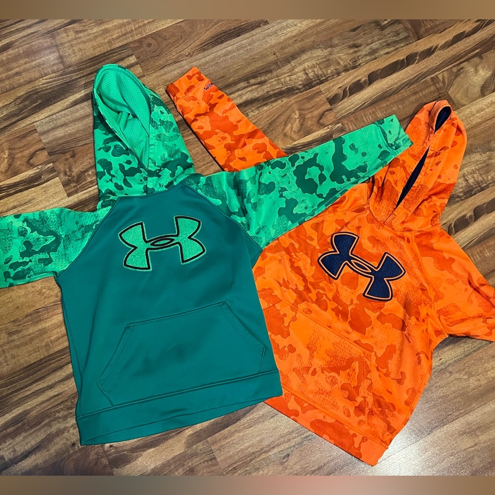 2 boys under Armour sweatshirts size medium